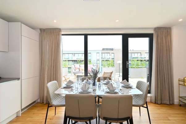 Flat Hawthorne Crescent in Greater London