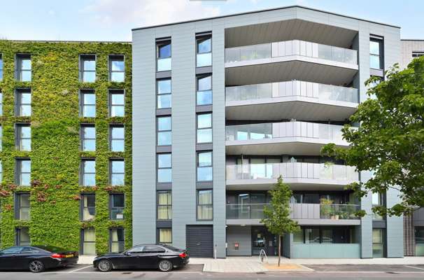 Flat Hawthorne Crescent in Greater London