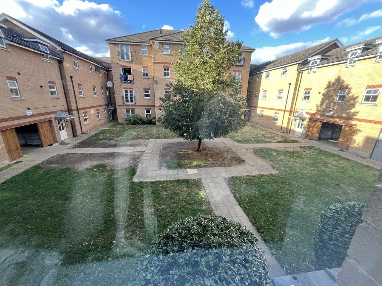 Flat Piper Way in Greater London