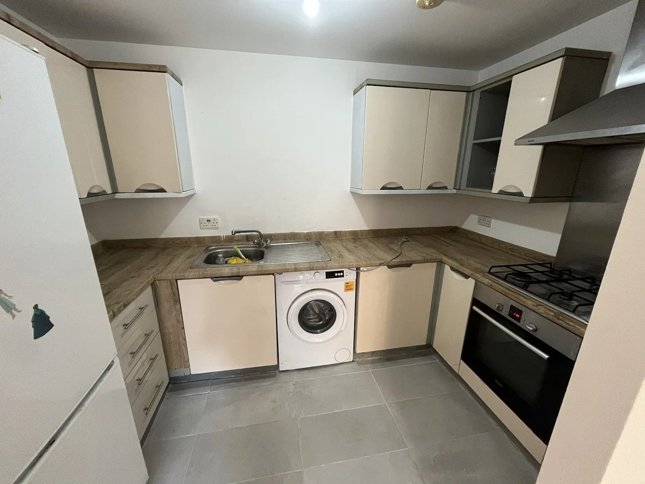 Flat Piper Way in Greater London