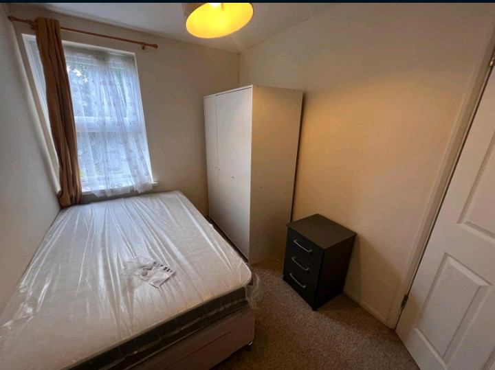 Room Gloucester Road in Bristol