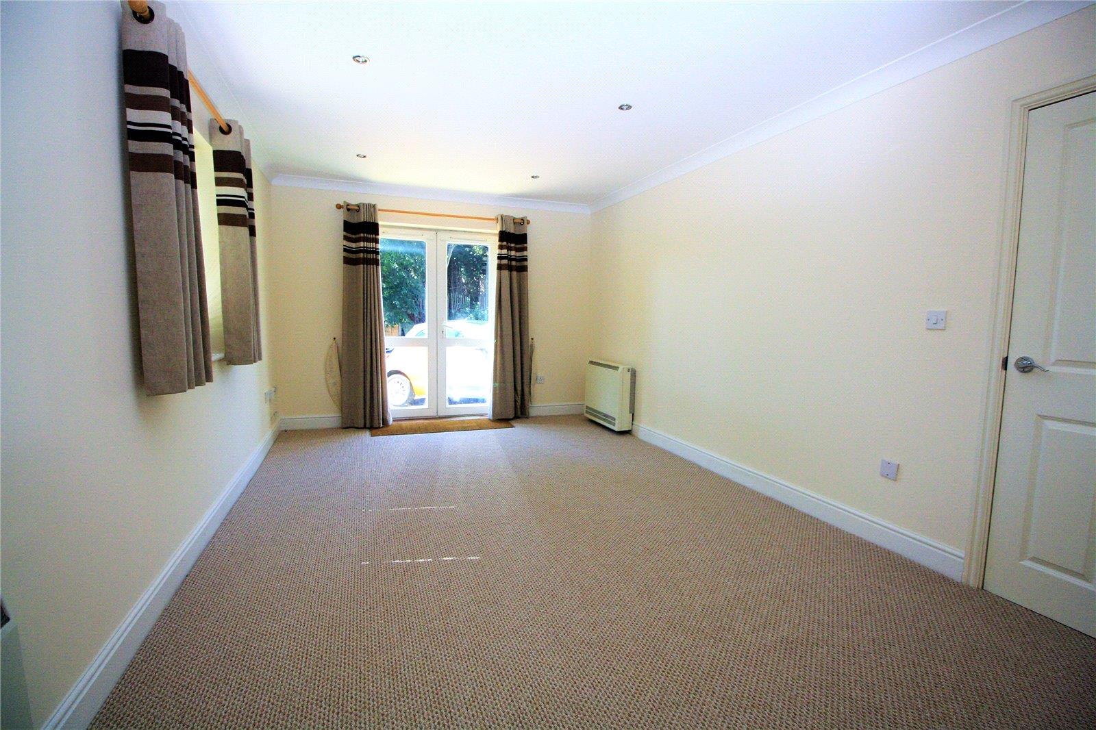 Flat Clarendon Way in Colchester