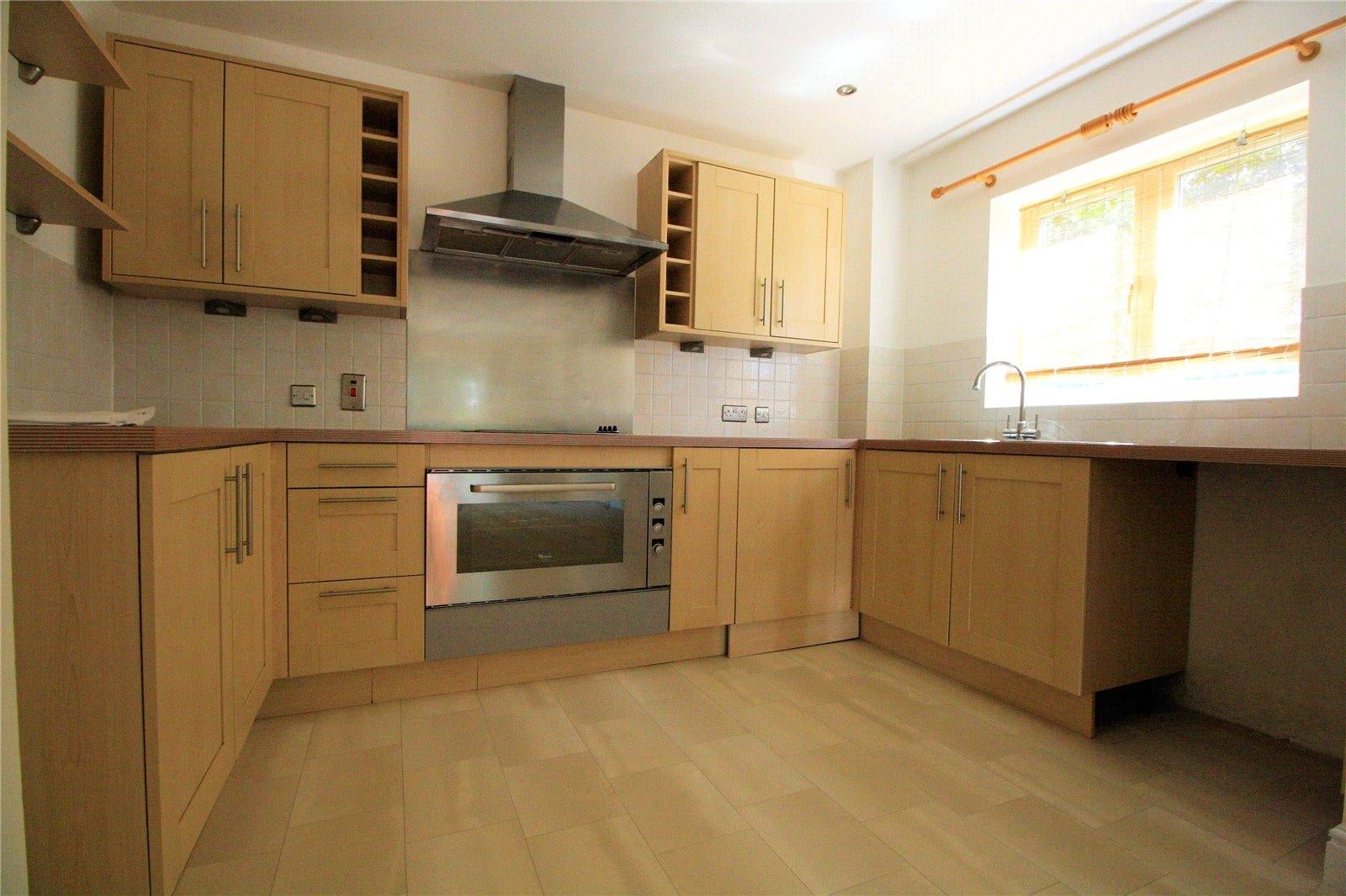 Flat Clarendon Way in Colchester