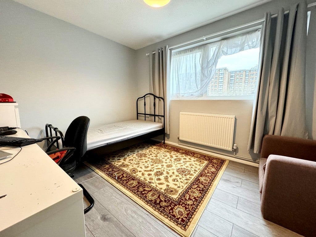 Room Aisgill Avenue in Greater London