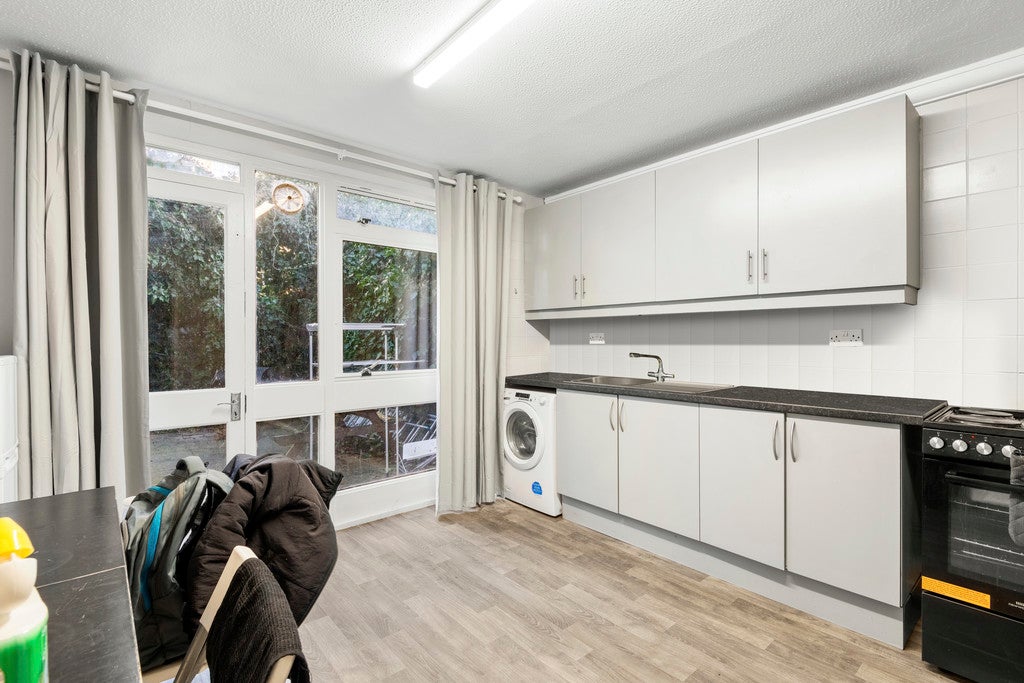 Room Aisgill Avenue in Greater London