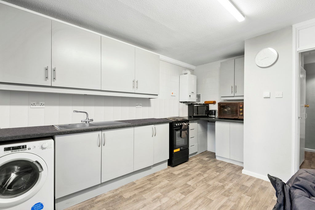 Room Aisgill Avenue in Greater London