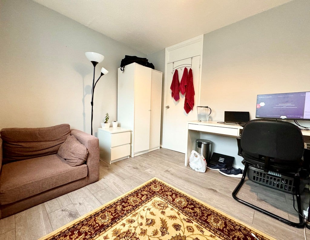 Room Aisgill Avenue in Greater London