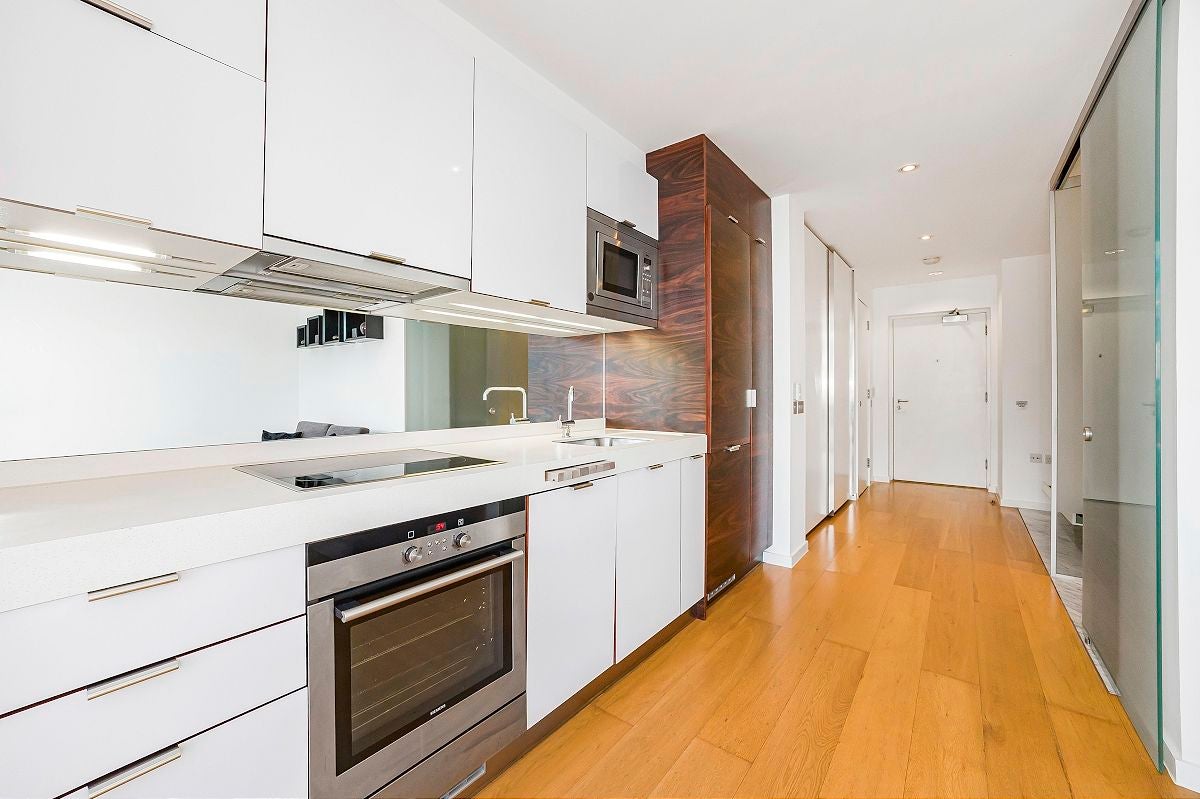 Flat Fairmont Avenue in Greater London