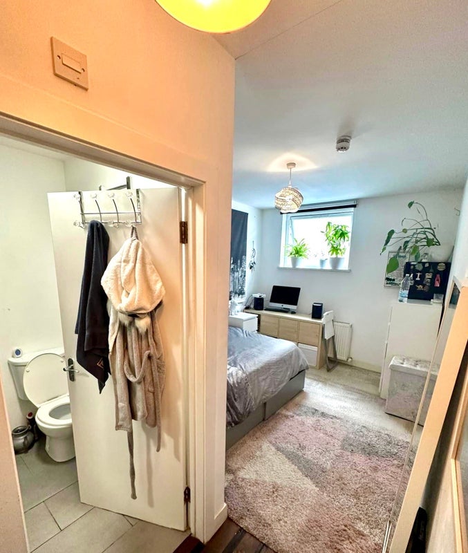 Room Hermitage Road in Greater London