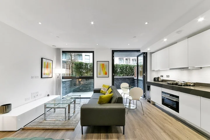 Flat Alie Street in Greater London