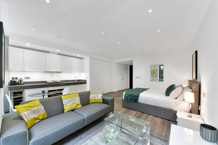 Flat Alie Street in Greater London
