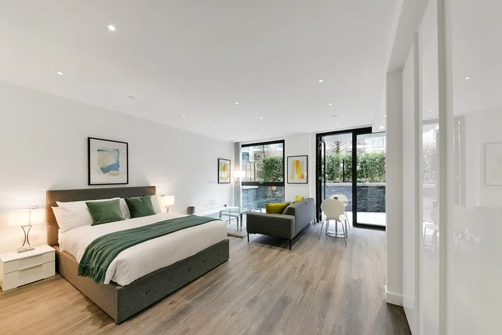 Flat Alie Street in Greater London