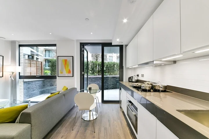 Flat Alie Street in Greater London