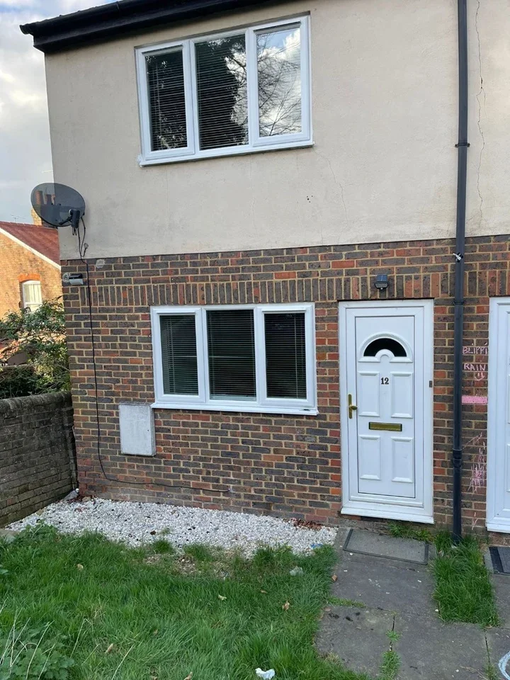 House Stockwood Crescent in Luton