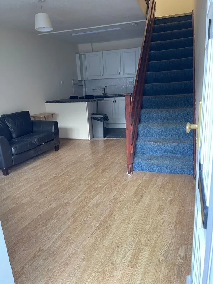 House Stockwood Crescent in Luton