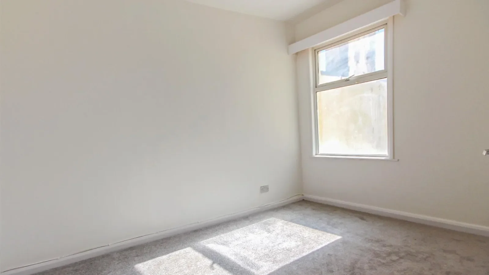 Flat Round Hill Crescent in Brighton