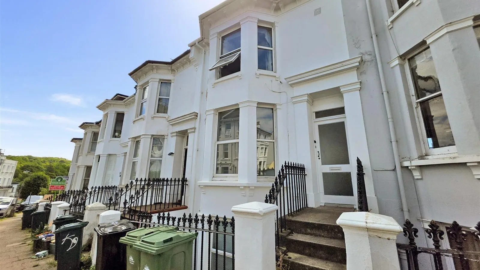 Flat Round Hill Crescent in Brighton