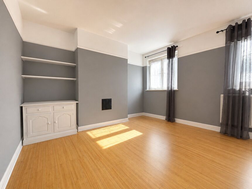 Flat Well Hall Road in Greater London