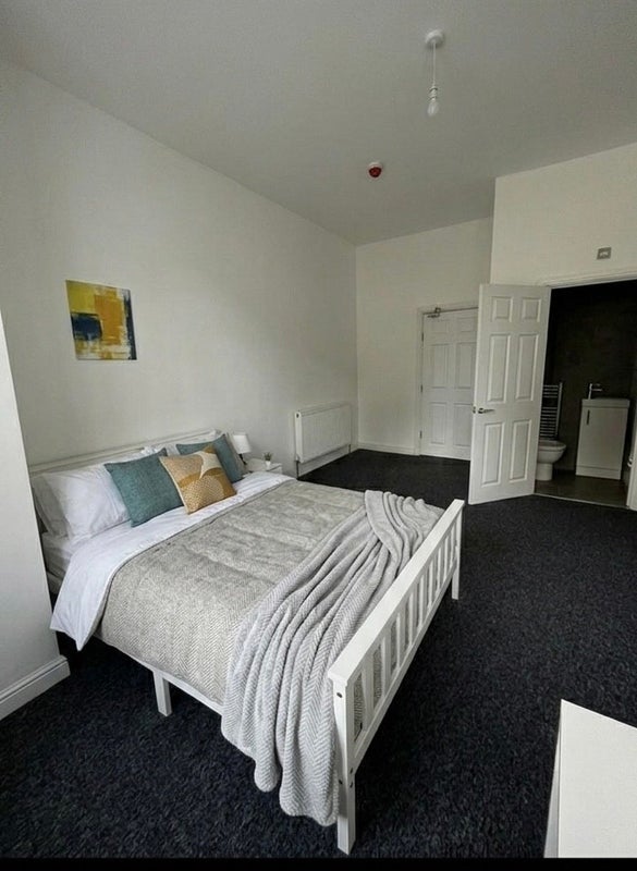 Room Dixons Green Road in Dudley