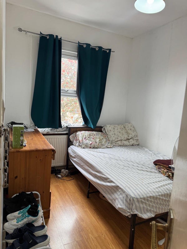 Room St George's Road in Greater London