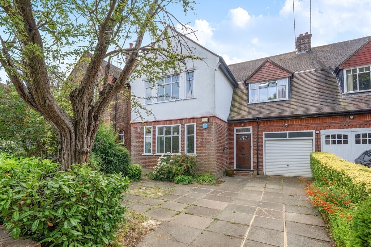 House Bancroft Avenue in Greater London