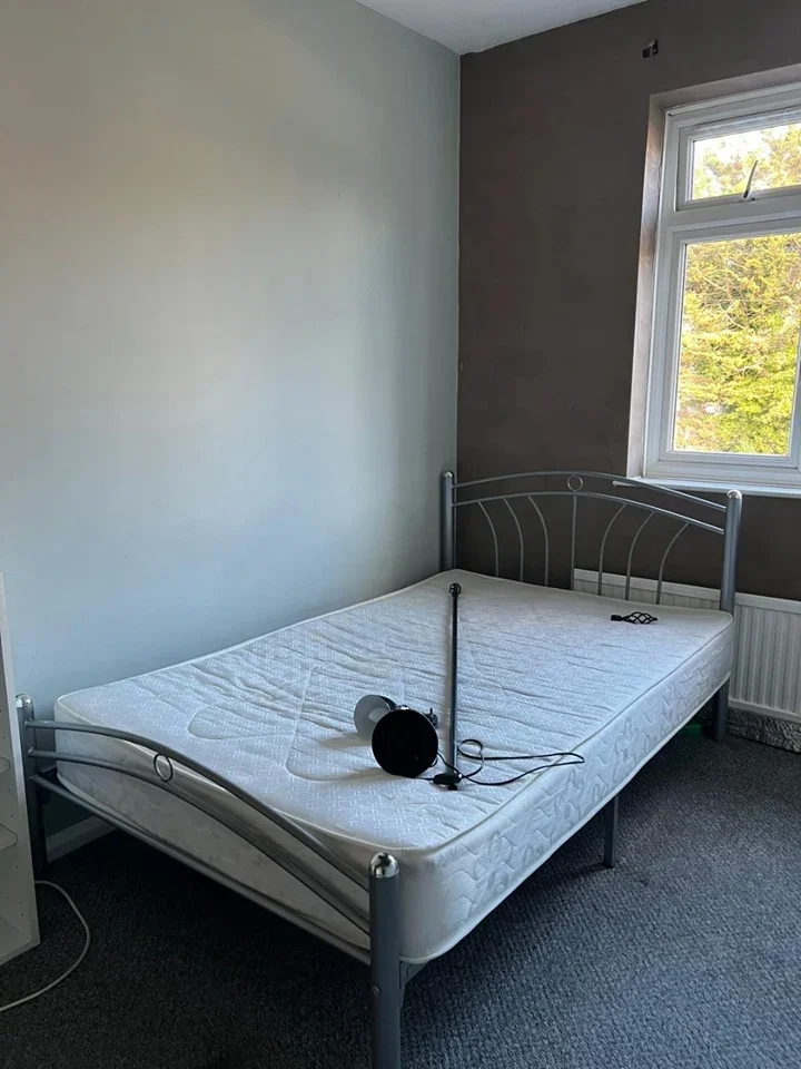 Room Queen's Road in Greater London