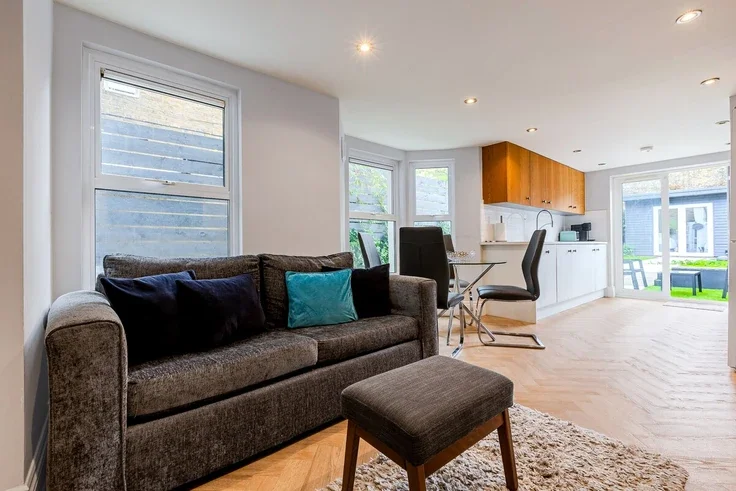 Flat Kilburn Park Road in City of Westminster