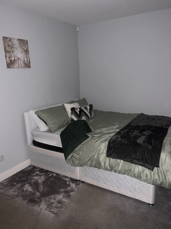 Room Richardson Crescent in Leeds