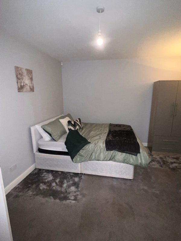 Room Richardson Crescent in Leeds