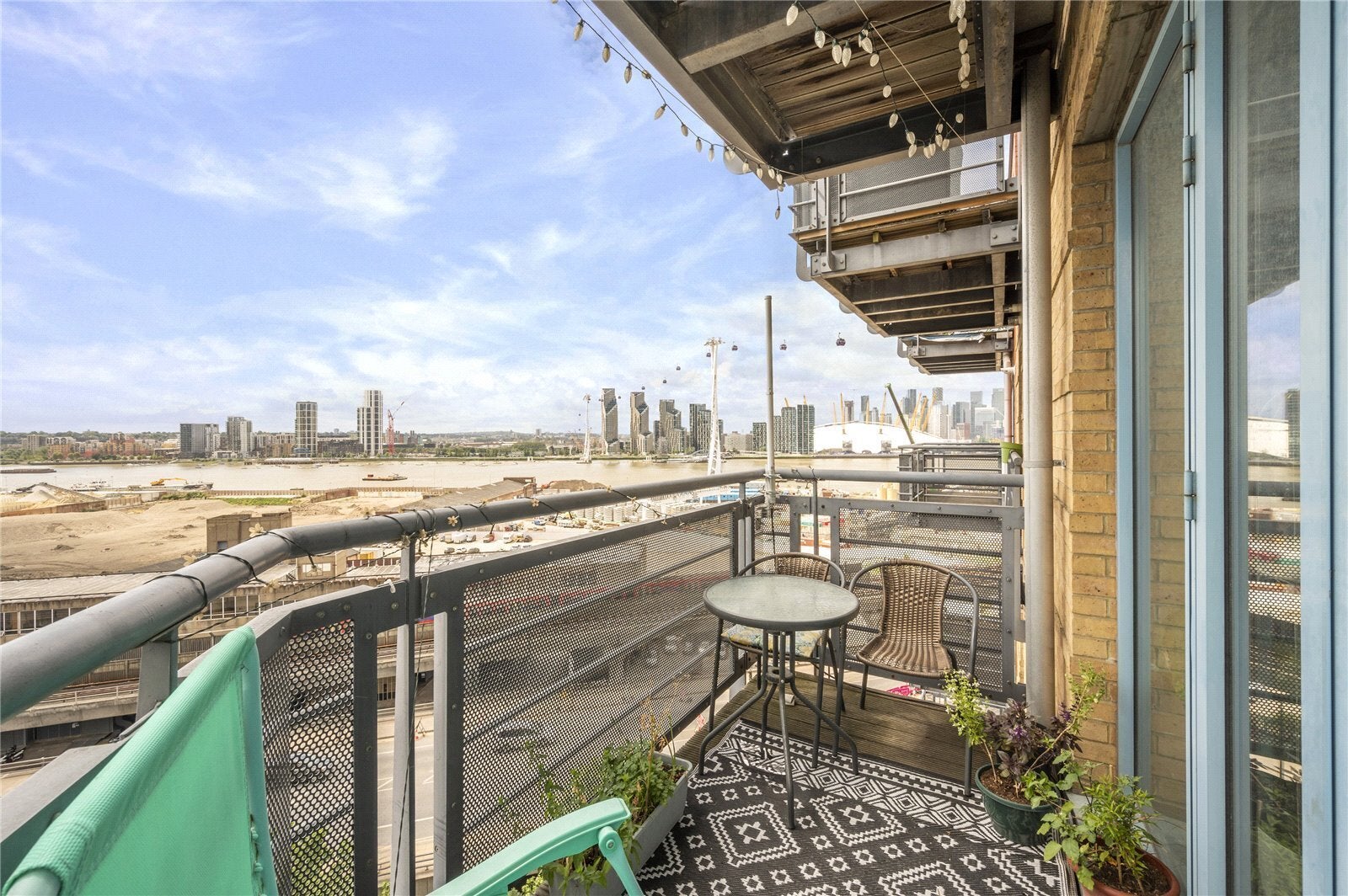 Flat Hanover Avenue in Greater London