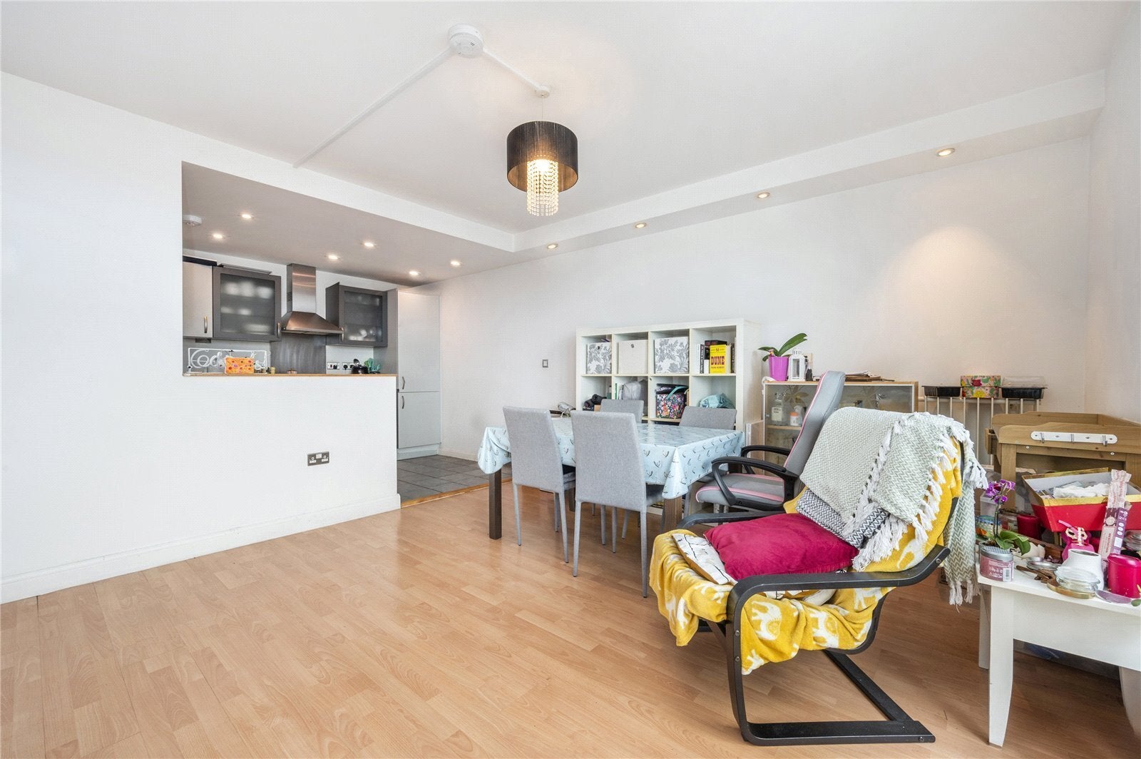 Flat Hanover Avenue in Greater London