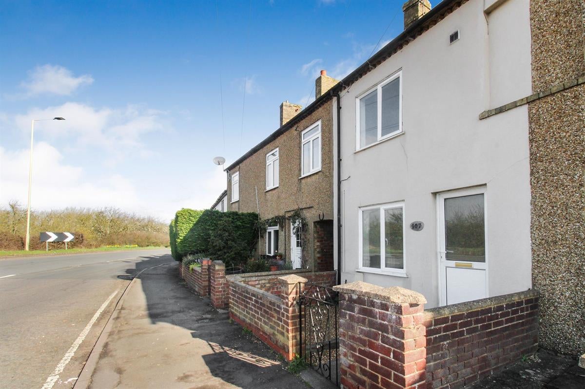 House High Road in Cotton End
