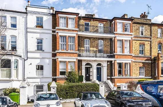 Flat Rosendale Road in Greater London