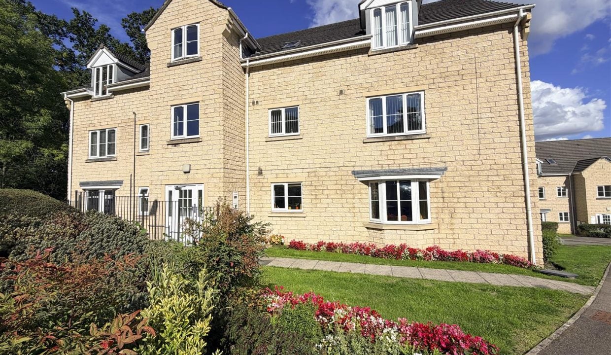 Flat Wadsley Court in Sheffield
