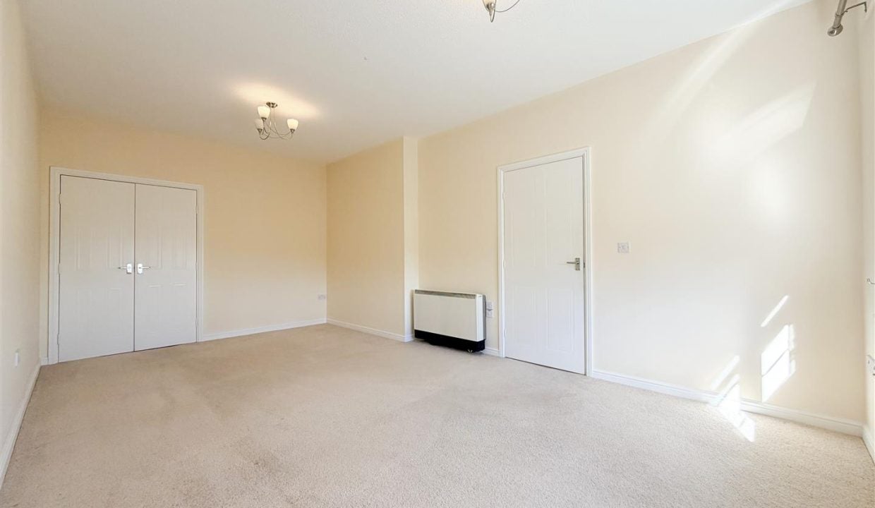 Flat Wadsley Court in Sheffield