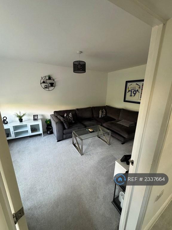 Room Downing Close in Ellesmere Port