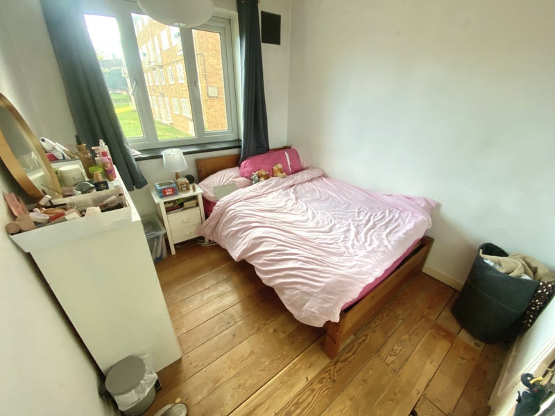Room Wanley Road in Greater London