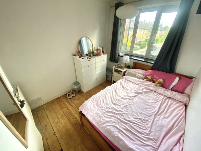 Room Wanley Road in Greater London