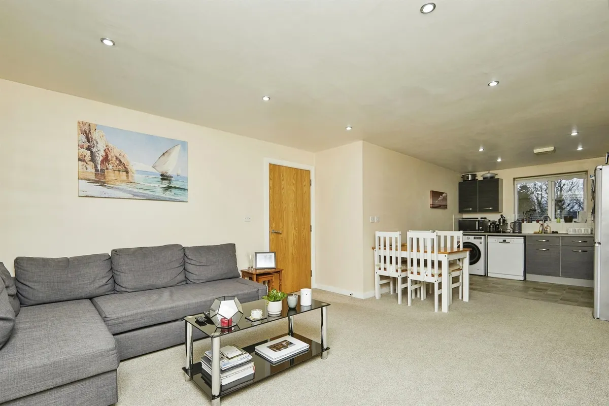 Flat Grangeover Way in Derby