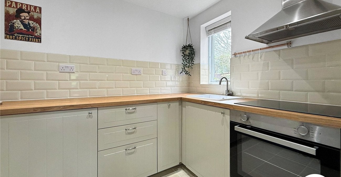 Flat Brownhill Road in Greater London
