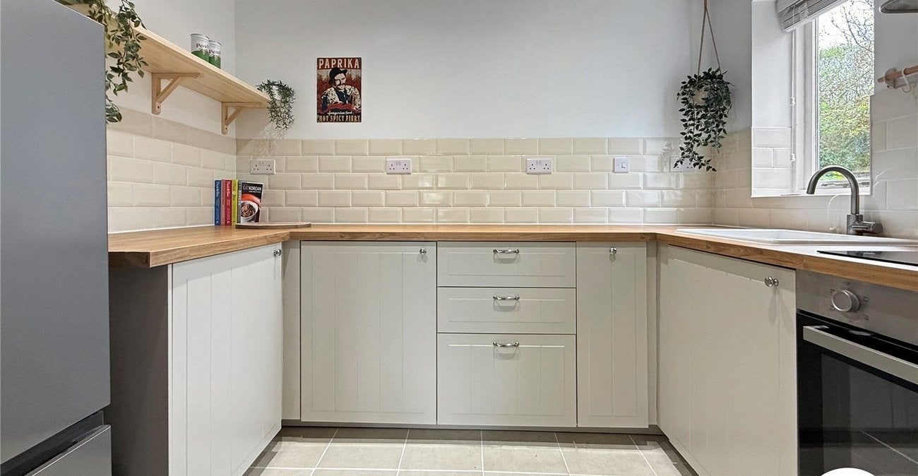 Flat Brownhill Road in Greater London