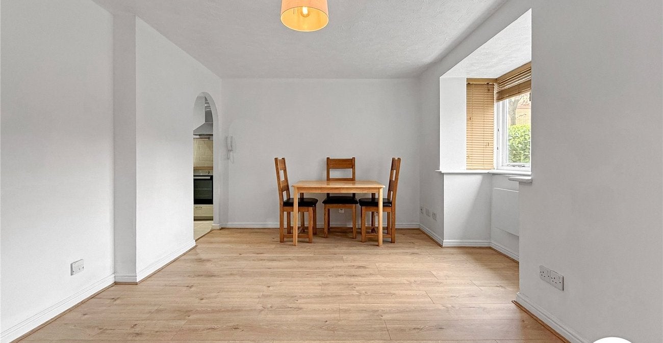 Flat Brownhill Road in Greater London