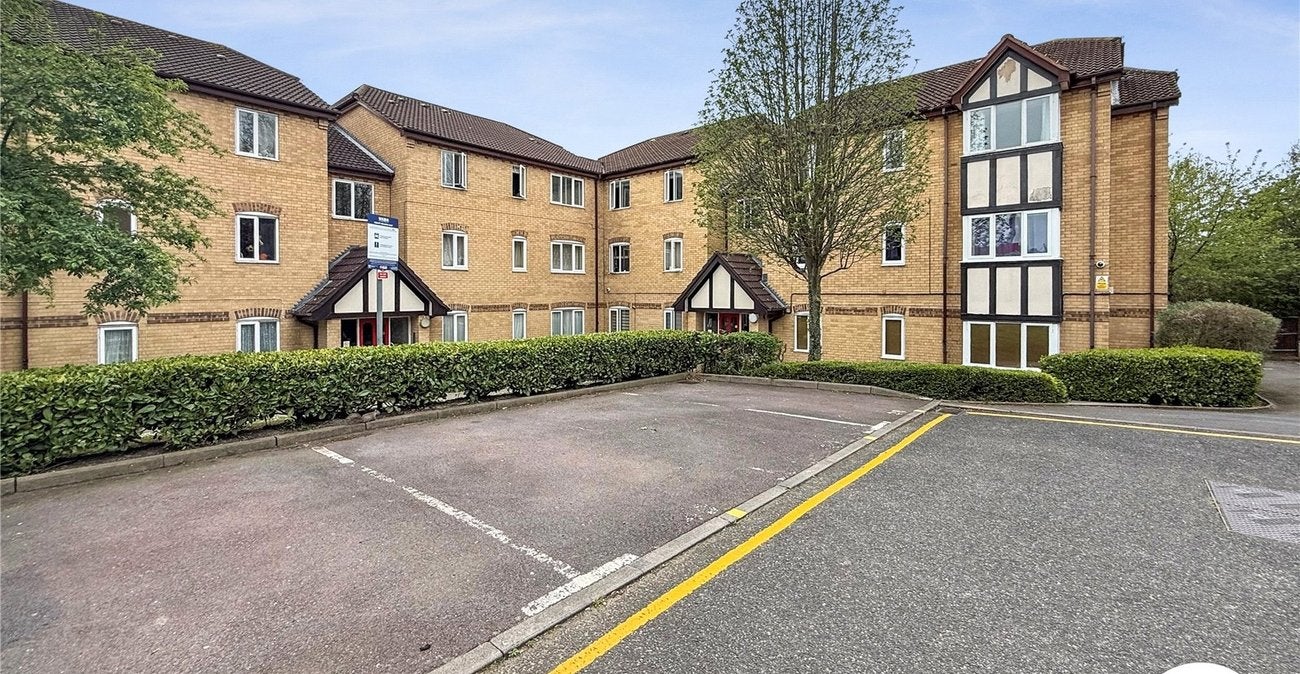 Flat Brownhill Road in Greater London