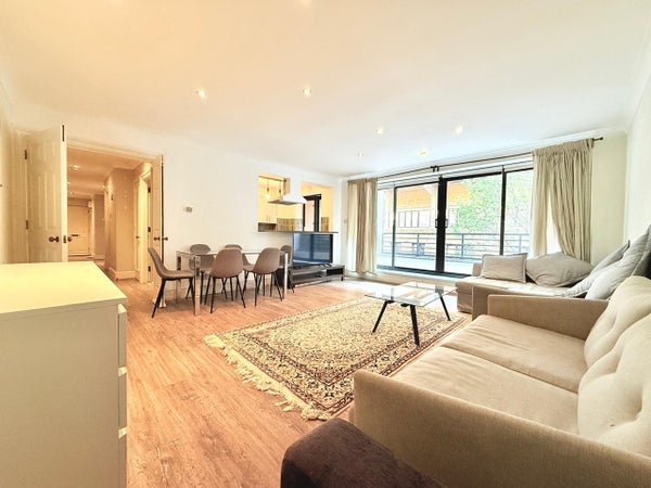Flat Pembroke Road in London