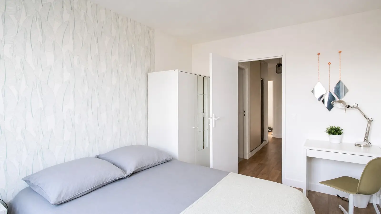 Room Rue d'Alsace in Levallois-Perret