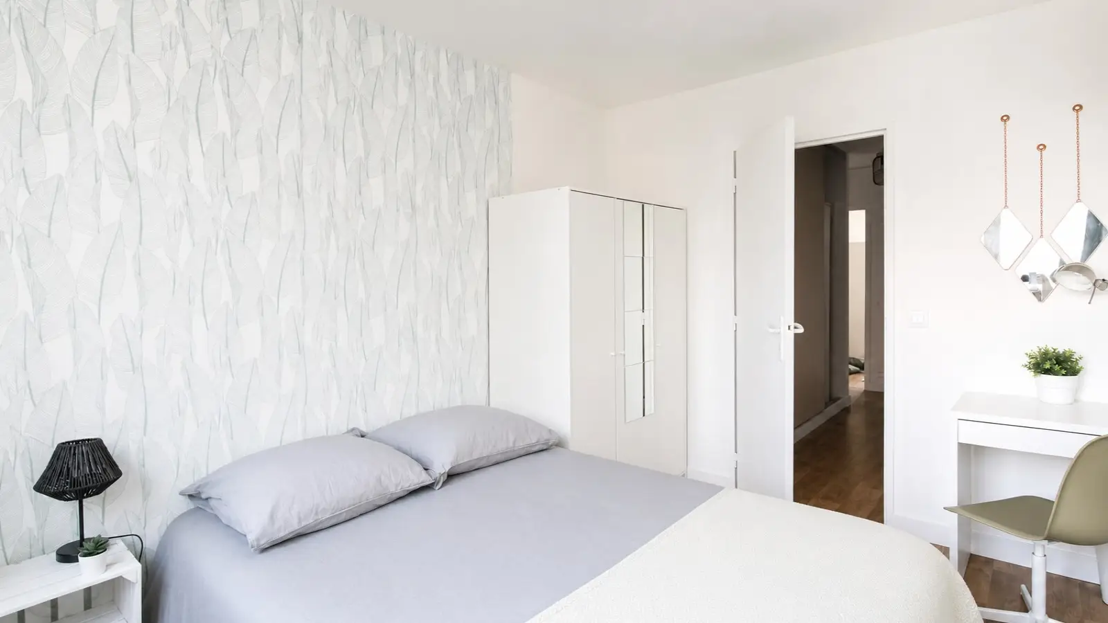 Room Rue d'Alsace in Levallois-Perret