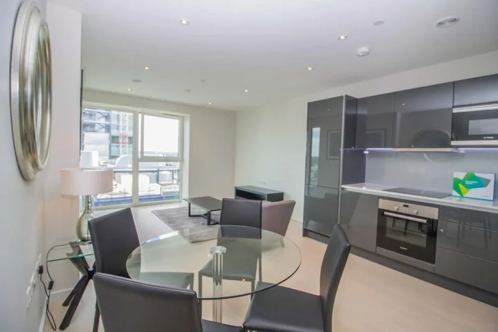 Flat Layard Street in Greater London