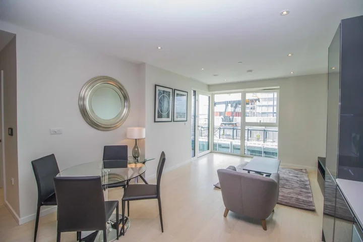 Flat Layard Street in Greater London