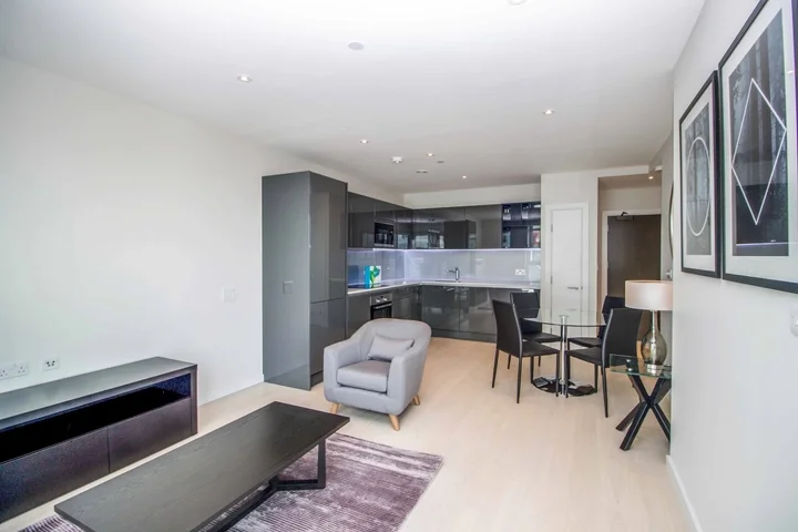 Flat Layard Street in Greater London