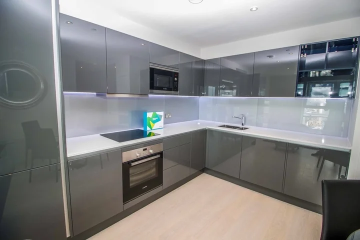 Flat Layard Street in Greater London